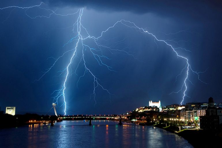 epa03295038 A lightning strikes over Danube river in the city of Bratislava, Slovakia, early 04 July 2012. EPA/MARIAN PEIGER