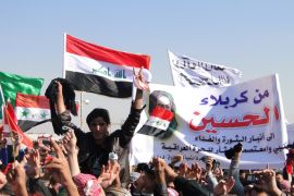 AZ10 - Ramadi, -, IRAQ : Iraqi-Sunni protestors and Shiite demonstrators from the Karbala provinces and the Baghdad Shiite suburb of Sadr City wave banners during a demonstration in the western city of Ramadi calling for the release of prisoners and the resignation of the Iraqi Shiite premier on December 3, 2012