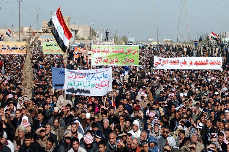 SAM01 - Samarra, -, IRAQ : Iraqi demonstrators hold banners calling for the release of prisoners and the ouster of Prime Minister Nuri al-Maliki during an anti-government protest in the central city of Samarra on January 11, 2013