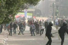 متظاهرون يقطعون جسورا رئيسية بالقاهرة