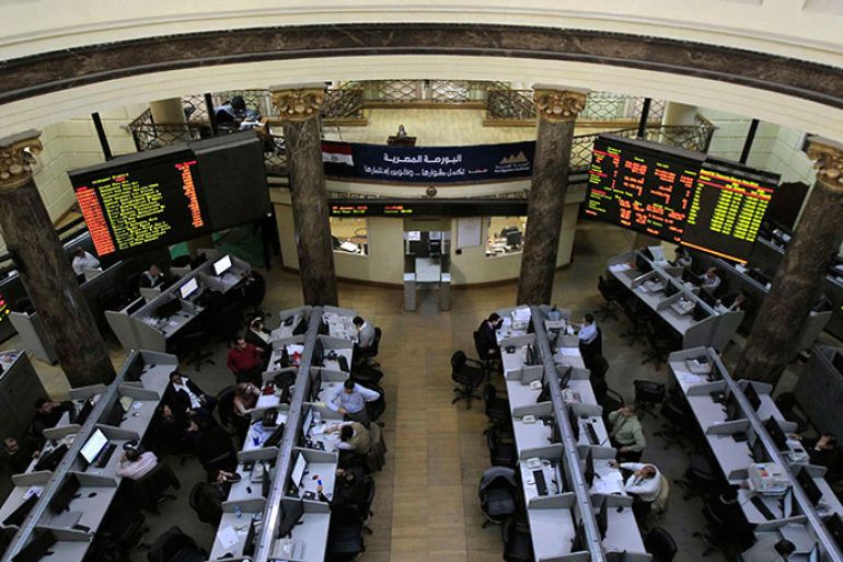Traders work at the Egyptian stock exchange in Cairo January 22, 2013. Egypt's pound extended losses on Tuesday at a central bank forex auction, leaving it 6.8 percent weaker than when the sales were launched at the end of December to safeguard foreign currency reserves. REUTERS/Mohamed Abd El Ghany (EGYPT - Tags: BUSINESS)