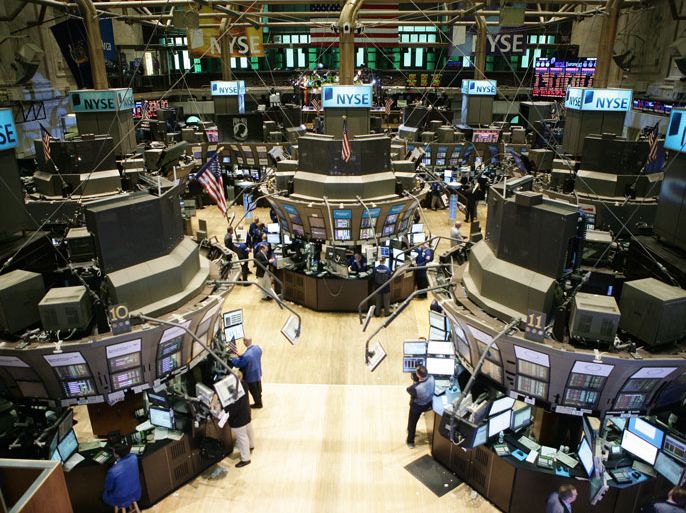 epa02143501 Traders work on the floor at the New York Stock Exchange in New York, USA, 04 May 2010. Stocks plunged around the world on04 May 2010 as fears spread that Europe's attempt to contain Greece's debt crisis would fail. EPA/GINO DOMENICO