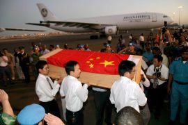 epa01534020 Members of the Chinese embassy carry a coffin of a Chinese worker at Khartoum's Airport, Sudan on 28 October 2008. Three Chinese engineers and six other workers employed by the China National Petroleum Corporation were kidnapped on 19 October 2008 by Darfur rebels in South Kordofan and it was announced that four workers were killed. EPA/PHILLIP DHILL