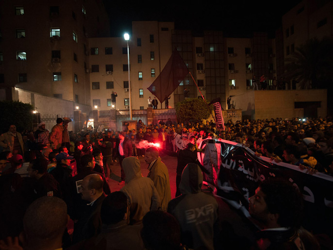 ‪متظاهرون تحدوا حظر التجول في بورسعيد‬ متظاهرون تحدوا حظر التجول في بورسعيد (الفرنسية)