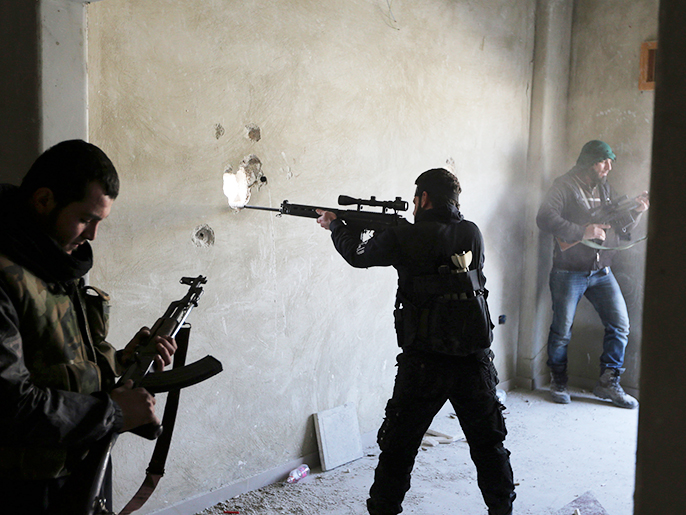 ‪أحد القناصة من الثوار يتحصن في بلدة المليحة بريف دمشق‬  (رويترز)