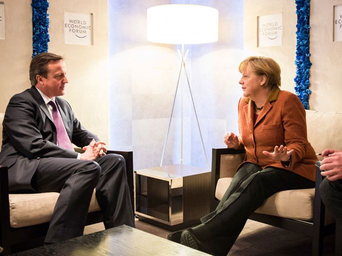 epa03553472 A handout photo provided the German Federal Press Office (BundespresseAmt - BPA) dated 24 January 2013 shows German Chancellor Angela Merkel (R) and British Prime Minister David Cameron during bilateral talks at the World Economic Forum in Davos, Switzerland. The dispute over the future of the European Union and the euro is being discussed at the World Economic Forum in Davos. EPA/JESCO DENZEL / HANDOUT HANDOUT EDITORIAL USE ONLY/NO SALES