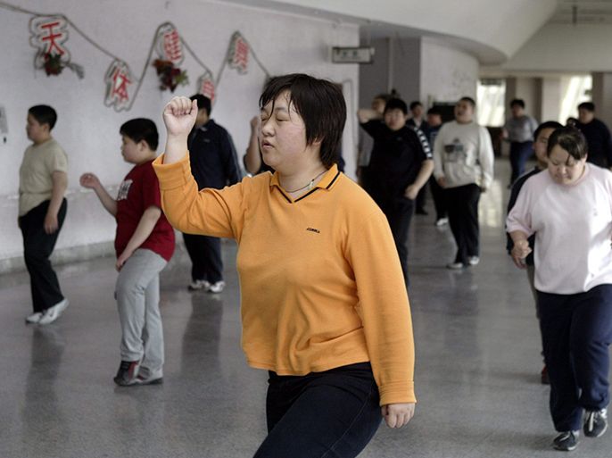 epa00164647 Overweight and obese patients exercise as part of their treatment at the Aimin Fat Reduction Hospital in Tianjin, China's largest treatment center of this kind on Thursday 01 April 2004. Obesity is on the rise in China, according to a state-media report this week that cited statistics showing ten percent of children in the country are obese. The percentage is as high as twenty percent in larger cities such as Shanghai and Beijing. EPA/MICHAEL REYNOLDS