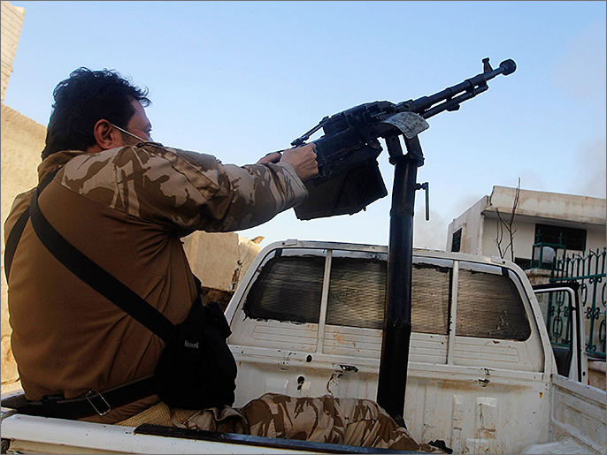 عنصر في الجيش الحر يصوب سلاحه تجاه مطار النيرب بحلب (رويترز)