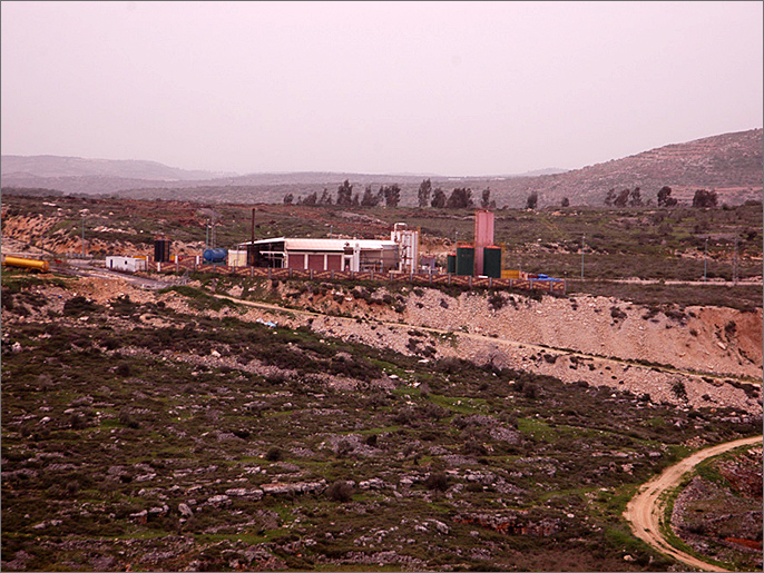 ‪‬ المنطقة الصناعية الإسرائيلية تنتج مخلفات وملوثات تضر بأهالي قرية قوصين(الجزيرة نت)