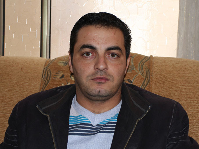 ‪رامي الطيب أفرج عنه بعد اعتقال 30 ساعة بينما بقي شقيقه محمد في السجن‬ (الجزيرة)