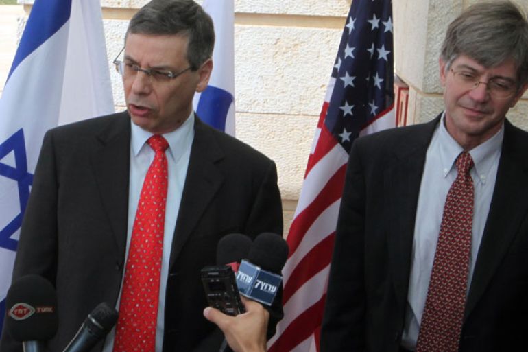 epa02741197 Israeli Deputy Foreign Minister Danny Ayalon (L) and U.S. Deputy Secretary of State James Steinberg speak to journalists as they walk into the Foreign Ministry in Jerusalem for a meeting on 19 May 2011. EPA/YOSSI ZAMIR ** ISRAEL OUT