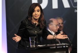 epa03489517 Argentina's President Cristina Fernandez de Kirchner delivers a speech during the closing ceremony of the 18th edition of the annual Union Industrial Argentina (UIA) conference, in Los Cardales town, 60 kilometers from Buenos Aires, Argentina, 28 November