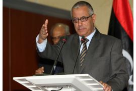: Libyan prime minister Ali Zaidan (C) speaks during a joint press conference with Justice Minister Salah al-Mirghani (L), in Tripoli on February 10, 2013. AFP PHOTO/MAHMUD TURKIA