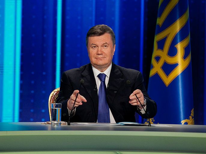 Ukrainian President Viktor Yanukovich takes part in a televised question-and-answer session in Kiev, February 22, 2013. Ukraine's president promised on Friday his government would not raise gas prices, a pledge which may complicate Kiev's talks with the IMF over a new $15 billion loan and revive the prospect of further talks with Russia. REUTERS/Andriy Mosienko/Presidential Press Service/Handout (UKRAINE - Tags: POLITICS ENERGY BUSINESS) ATTENTION EDITORS - THIS IMAGE HAS BEEN SUPPLIED BY A THIRD PARTY. IT IS DISTRIBUTED, EXACTLY AS RECEIVED BY REUTERS, AS A SERVICE TO CLIENTS. FOR EDITORIAL USE ONLY. NOT FOR SALE FOR MARKETING OR ADVERTISING CAMPAIGNS