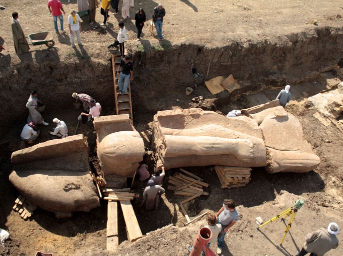 EGY01 - Luxor, -, EGYPT : A handout picture released by Egypt's Supreme Council of Antiquities on February 17, 2013 shows Egyptian and foreign archaeologists preparing to move a colossal statue of 18th dynasty pharaoh Amenhotep III from his mortuary temple in the Kom al-Hitan area on the west bank of the ancient city of Luxor on February 13, 2013. The statue is due to be transported to undergo intensive restoration. AFP PHOTO / HO / SCA