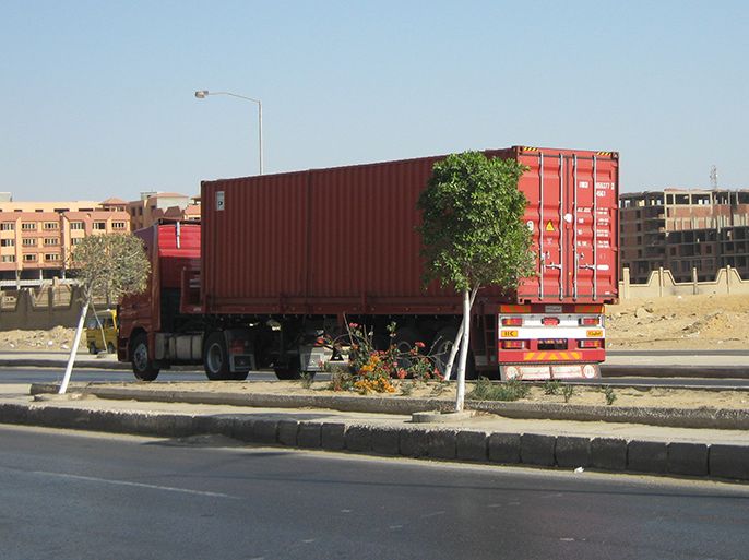 شاحنة تحمل الواردات من أحد الموانئ المصرية