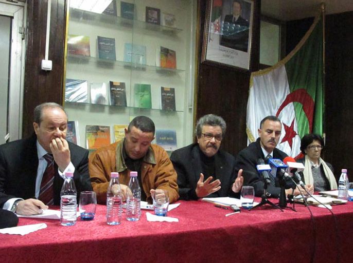 بعض أعضاء قيادة نقابة الناشرين الجزائريين في ندوة أزمة الكتاب بالجزائر