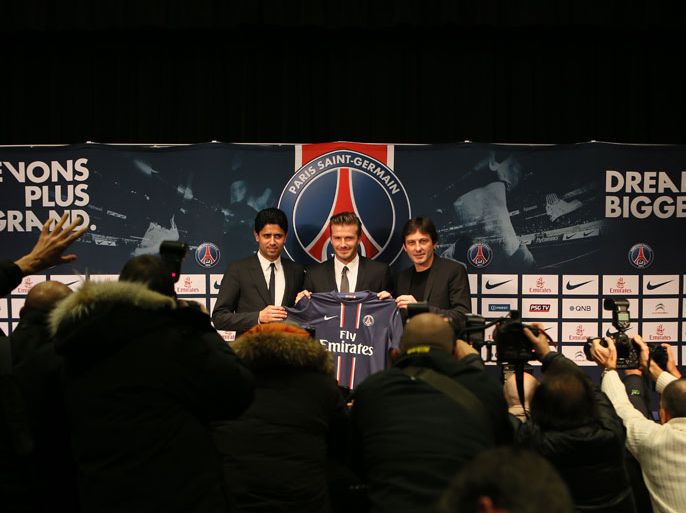 Paris, Paris, FRANCE : British football player David Beckham (C) poses presenting his new jersey flanked by PSG Qatari president Nasser Al-Khelaifi (L) and PSG sports director Leonardo during a press conference on January 31, 2013 at the Parc des Princes stadium in Paris. Beckham signed a five-month deal with the French Ligue 1 football club Paris Saint Germain until the end of June. AFP PHOTO / LOIC VENANCE