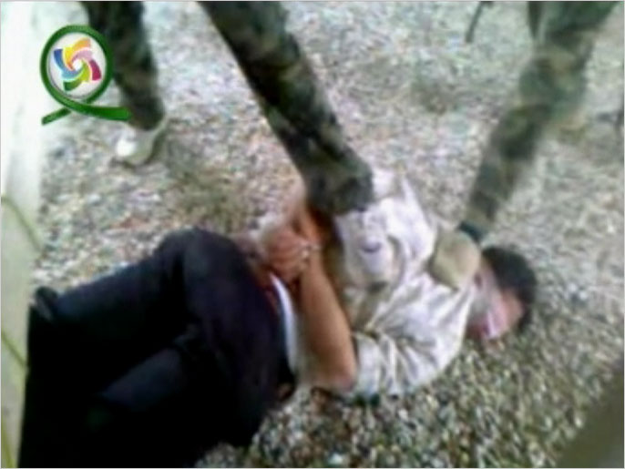 ‪قوات النظام السوري تمارس التعذيب الممنهج داخل المعتقلات‬ (الجزيرة-أرشيف)