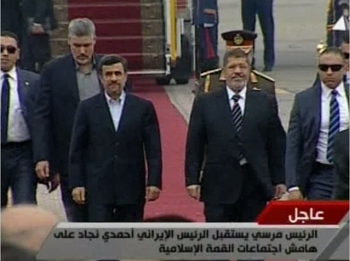 وصل الرئيس الإيراني محمود أحمدي نجاد الى القاهرة في أول زيارة لرئيس إيراني إلى مصر منذ الثورة الاسلامية عام تسعة وسبعين من القرن الماضي.
