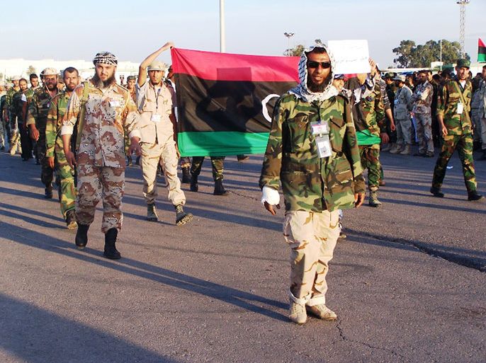 من عرض عسكري للثوارفي بنغازي بعد انتهاء الحرب مباشرة: أعداد الثوار قفزت من بضعة الآف قليلة في بداية الثورة إلى 400 ألف ثائر( الجزيرة نت- أرشيف).