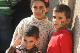 أطفال فلسطينيون في أحد مراكز الإيواء بعد نزوحهم عن مخيم اليرموك
