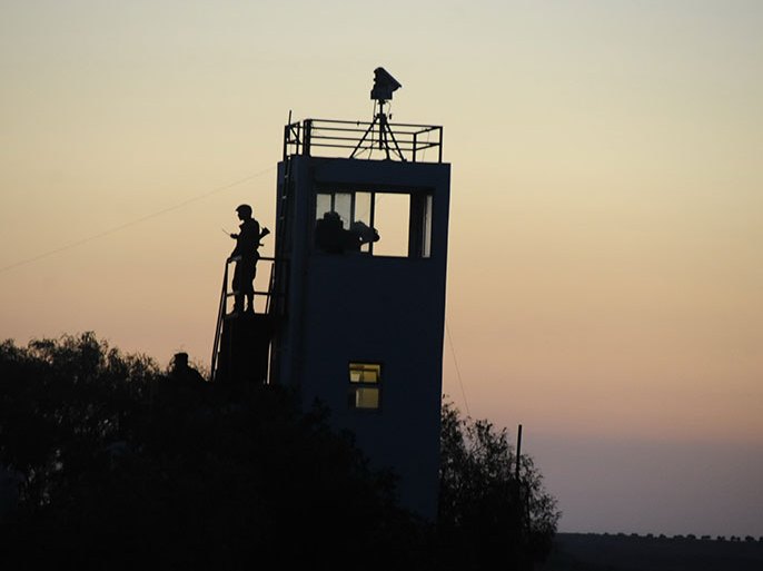 جندي من حرس الحدود الاردني يقف على برج في اخر نقطة حدود اردنية على الحدود السورية في وادي اليرموك