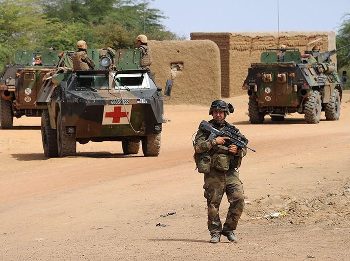French soldiers patrol at the site where a suicide bomber blew himself up on February 10, 2013 in northern Gao on the road to Gourem. Fighting between Islamists rebels and Malian soldiers broke out in the center of Gao, the largest city in northern Mali, recently taken over by the French military and Malian armed Islamist groups, hit by two suicide bombings in two days. AFP PHOTO / PASCAL GUYOT