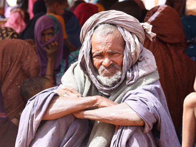 ‪شيوخ وعجزة من بين اللاجئين الماليين إلى موريتانيا الذين ينتظرون التسجيل‬ (الجزيرة نت)