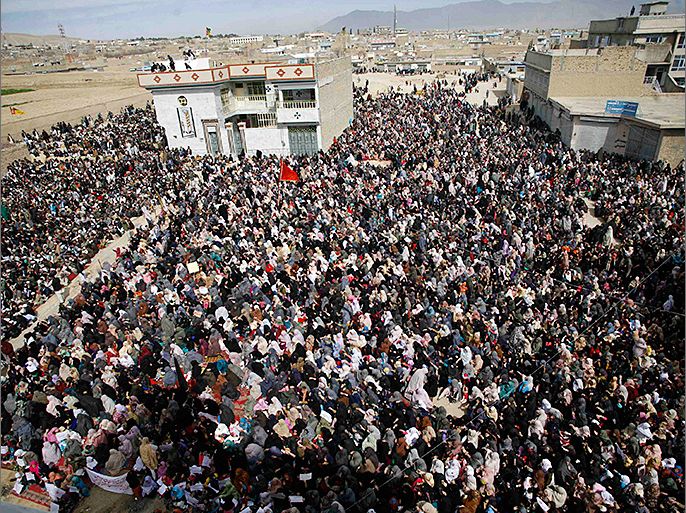 Shi'ite Muslims shout slogans as they protest near the covered bodies (not in picture) of Saturday's bomb attack victims during a sit-in in Quetta February 18, 2013. Pakistani Shi'ites furious over a sectarian bombing that killed 85 people protested on Monday, demanding that security forces protect them from hardline Sunni groups. REUTERS/Naseer Ahmed (PAKISTAN - Tags: POLITICS CIVIL UNREST CRIME LAW RELIGION)