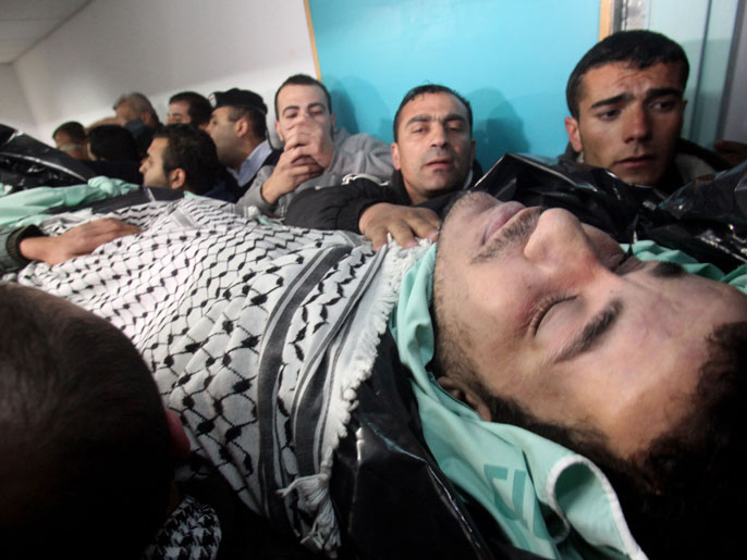 ‪إسرائيل سلمت مساء الأحد الجانب الفلسطيني جثمان الشهيد جرادات بعد تشريحه‬ (الفرنسية)