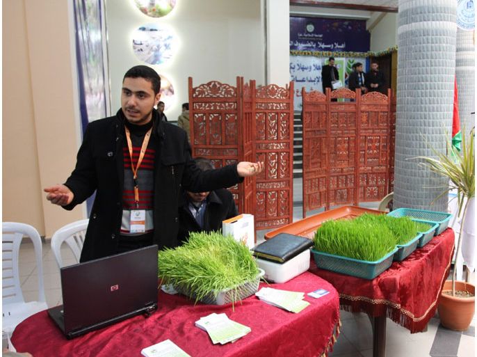 محمد أبو مطر يشرح لزوار معرض لتشجيع المبدعين في الجامعة الإسلامية أهمية مشروعه