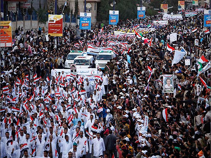 Medical staff take part in a parade commemorating the second anniversary of the uprising against Yemen's former president Ali Abdullah Saleh in Sanaa February 11, 2013. REUTERS/Khaled Abdullah (YEMEN - Tags: POLITICS CIVIL UNREST ANNIVERSARY HEALTH)