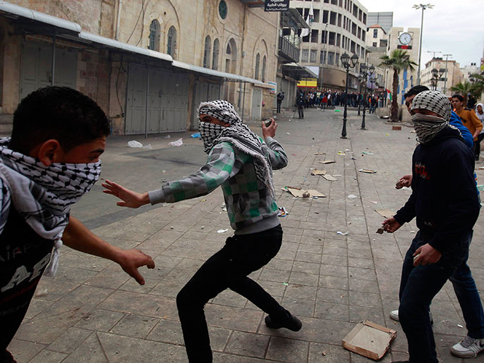 المسيرة السلمية في الخليل تحولت إلى مواجهات بين الشبان الفلسطينيين وقوات الاحتلال (رويترز)