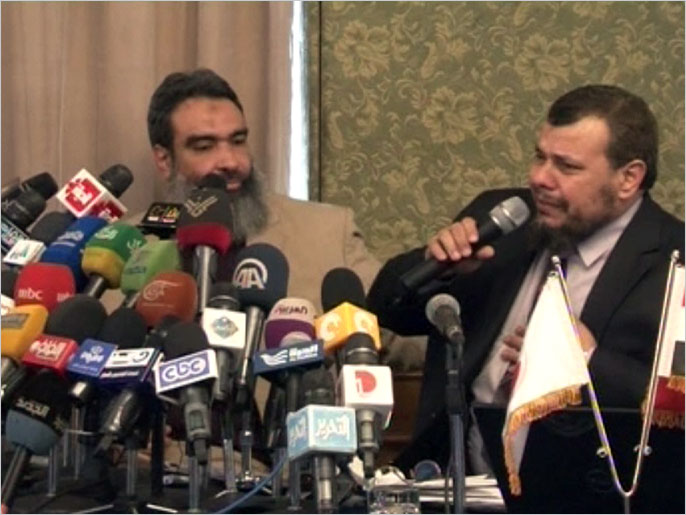 علم الدين (يمين) في مؤتمر صحفي طلب فيه اعتذارا من الرئيس مرسي (الجزيرة)