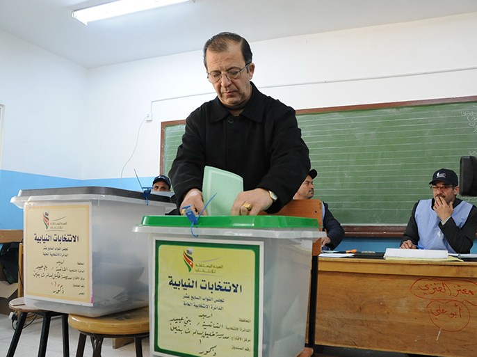 اردني يدلي بصوته في الانتخابات البرلمانية التي جرت نهاية الشهر الماضي