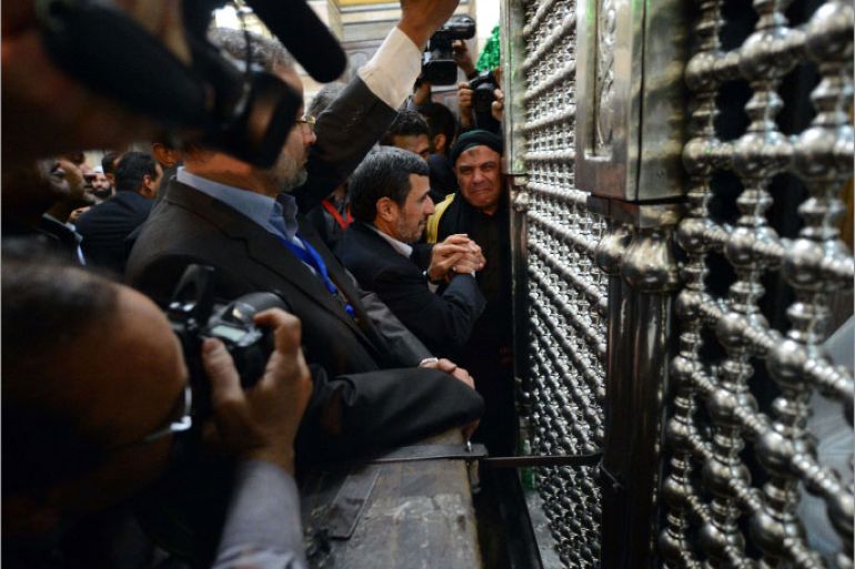 Iranian President Mahmoud Ahmadinejad (C) is greeted as he visits the Sayyeda Zeinab mosque in the Egyptian capital Cairo, on February 5, 2013. Ahmadinejad held talks in Cairo on the divisive issue of Syria's war, as he kicked off the first visit to Egypt by an Iranian president since 1979. AFP PHOTO / KHALED DESOUKI