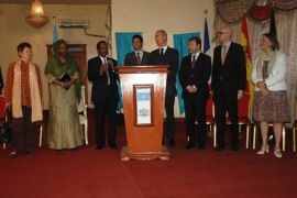 السفراء الجدد لخمس دول من الاتحاد الأوروبي مع الرئيس الصومالي حسن الشيخ محمود ووزير خارجية الصومال في المقر الرئاسي في مقديشو الثلاثاء