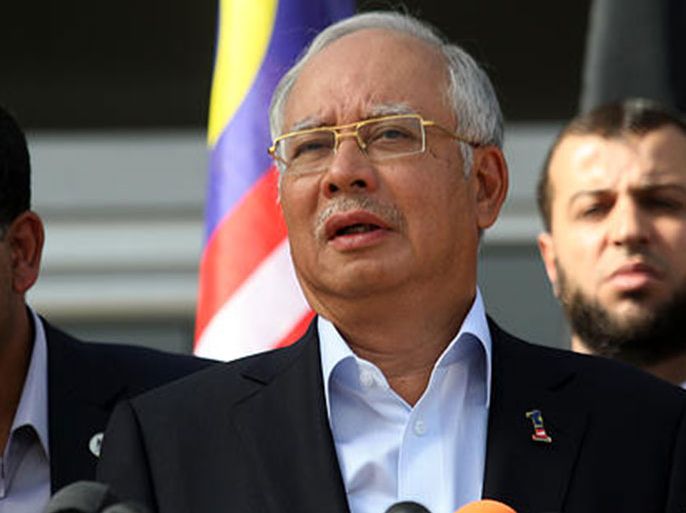 رئيس الوزراء الماليزي نجيب رزاق خلال زيارته لغزة مؤخرا وهو ما يفسر وجود حارس شخصي ملتحي خلفه