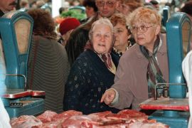 SPB03-19980922-ST.PETERSBURG RUSSIAN FEDERATION A woman ask for the price of fresh meat on a food market in St.Petersburg 22 September. Prices for fresh meat increased up to 100 percent during the economic crisis since last month despite the fact that this Russian product is not connected with the dollar rate. EPA PHOTO ANATOLY MALTSEV
