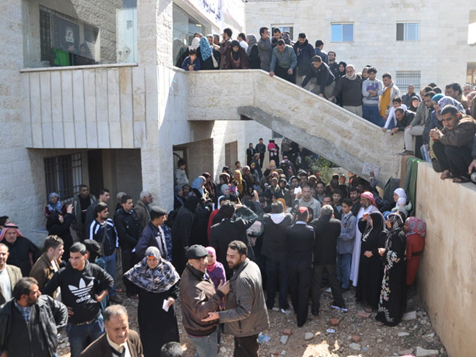 لاجئون سوريون بالأردن يزدحمون لتلقي المعونات (الجزيرة)