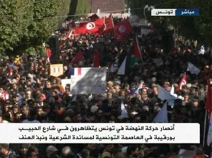أنصار حركة النهضة في تونس يتظاهرون في شارع الحبيب بورقيبة في العاصمة التونسية لمساندة الشرعية ونبذ العنف