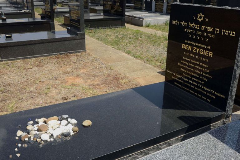 Melbourne, Victoria, AUSTRALIA : The headstone of Ben Zygier is photographed in the Chevra Kadisha Jewish Cemetery in Melbourne on February 14, 2013. Israel has confirmed it jailed a foreigner in solitary confinement on security grounds who later committed suicide, with Australia admitting it knew one of its citizens had been detained. The man, identified by Australian media as Mossad agent Ben Zygier, known as "Prisoner X", died in a secret prison near Tel Aviv in 2010 in a case the Israeli government went to extreme lengths to cover up, imposing media gag orders. AFP PHOTO/Martin Philbey