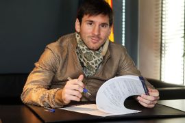 Barcelona, -, SPAIN : A handout picture taken and released on February 7, 2013 by FC Barcelona shows Barcelona's Lionel Messi signing his new contract with the Catalan club at the Camp Nou Stadium in Barcelona. Lionel Messi has signed a new contract that will tie him to Barcelona until 2018, the club announced today. AFP PHOTO / FC BARCELONA / MIGUEL RUIZ