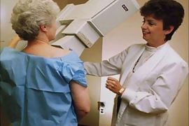 سيدة تستخدم جهاز الكشف عن سرطان الثدي
