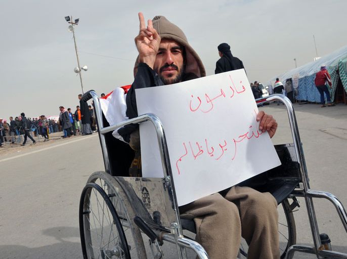 معاق على كرسي مدولب يشارك في اعتصام الأنبار