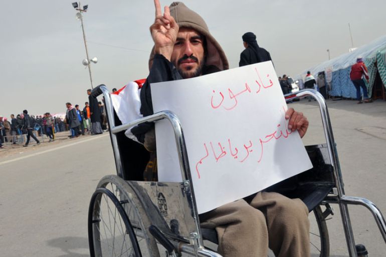 معاق على كرسي مدولب يشارك في اعتصام الأنبار