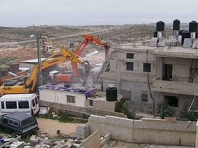 قوات الاحتلال تهدم مبنى في مدينة القدس