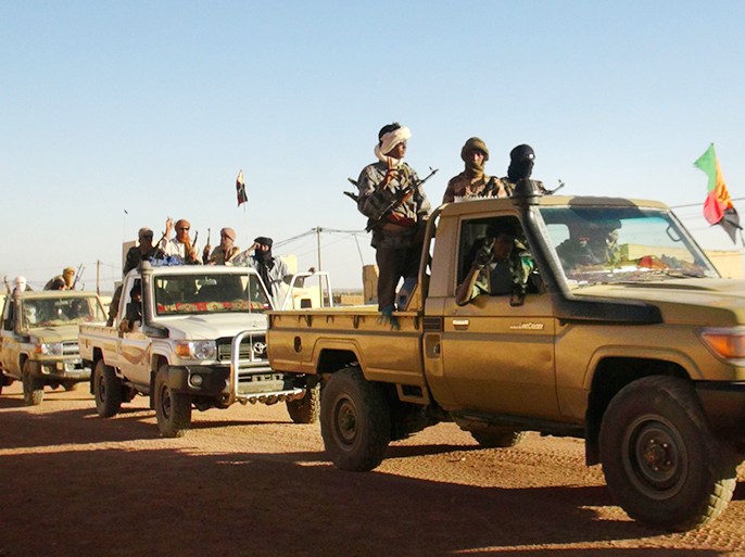 Soldiers from the Tuareg rebel group MNLA drive in a convoy of pickup trucks in the northeastern town of Kidal February 4, 2013. Pro-autonomy Tuareg MNLA fighters, whose revolt last year defeated Mali's army and seized the north before being hijacked by Islamist radicals, have said they are controlling Kidal and other northeast towns abandoned by the fleeing Islamist rebels. Picture taken February 4, 2013. REUTERS/Cheick Diouara (MALI - Tags: POLITICS CIVIL UNREST CONFLICT)