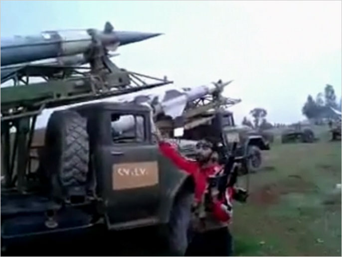 ‪الثوار يستخدمون أسلحة ثقيلة في حصار مطاري حلب والنيرب العسكري‬ (الجزيرة)